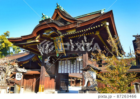 京都市北野天満宮の絢爛豪華な三光門 87263466