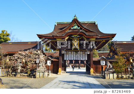 梅の名所 京都市北野天満宮の三光門 87263469