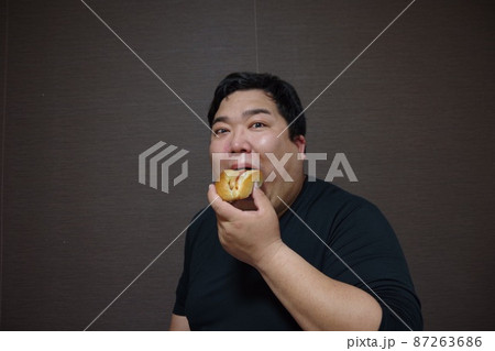 ホットドッグを食べている人 ホットドッグを食べている人 87263686