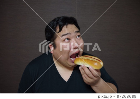 ホットドッグを食べている太った人 ホットドッグを食べている太った人 87263689