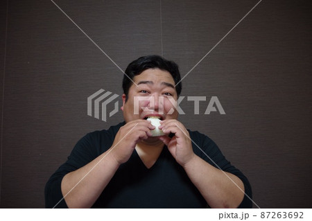 おむすびを食べている太った人 おむすびを食べている太った人 87263692