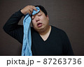 汗を拭う太った人 87263736
