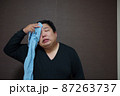 汗を拭う太った人 87263737