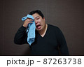 汗を拭う太った人 87263738
