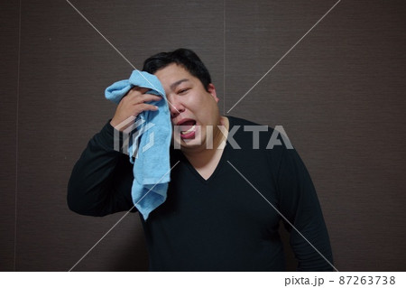 汗を拭う太った人 87263738