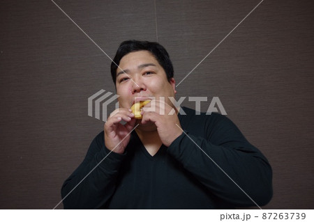 ドーナツを食べる太った人 ドーナツを食べる太った人 87263739