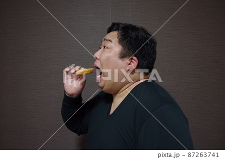 ドーナツを食べる太った人 ドーナツを食べる太った人 87263741