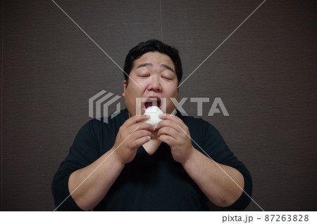 おにぎりを食べる太った人 おにぎりを食べる太った人 87263828