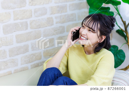 スマホで話をする若い女性 スマホで話をする若い女性 87266001