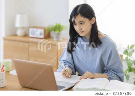 パソコンを見ながら勉強をする女の子 高校生 中学生 87267386