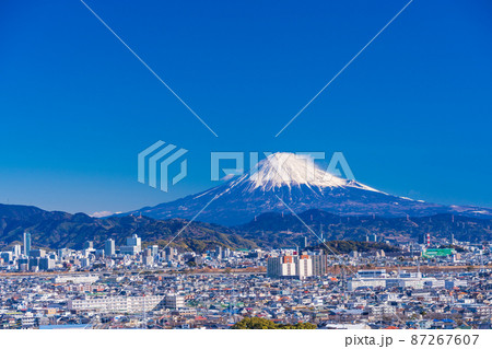 （静岡県）静岡市の街並みと富士山 87267607