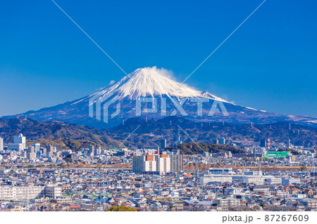 （静岡県）静岡市の街並みと富士山 87267609