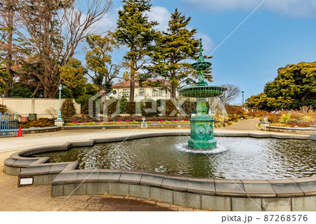 神奈川県 横浜市中区山手町にある港の見える丘公園 噴水広場と横浜市イギリス館の写真素材 [87268576] - PIXTA