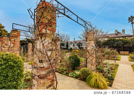 神奈川県　横浜市中区山手町にある港の見える丘公園　イングリッシュローズの庭と横浜市イギリス館 87268588