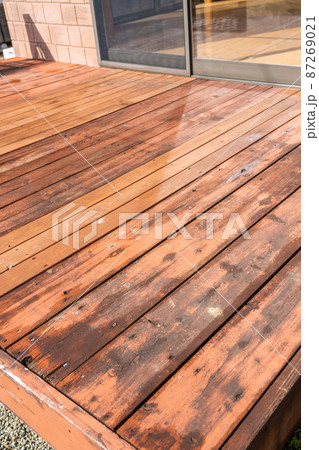 修理が必要な腐食したウッドデッキ 87269021