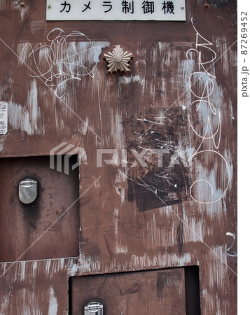 街での落書き、ダギング、ストリートアート、ストリートギャング、スプレーペンキ、犯罪、器物破損、 87269452