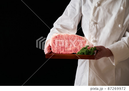 黒毛和牛ロースステーキを手に持つ料理人 87269972