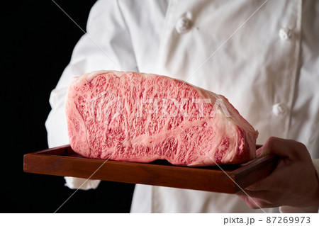 黒毛和牛ロースステーキを手に持つ料理人 黒毛和牛ロースステーキを手に持つ料理人 87269973