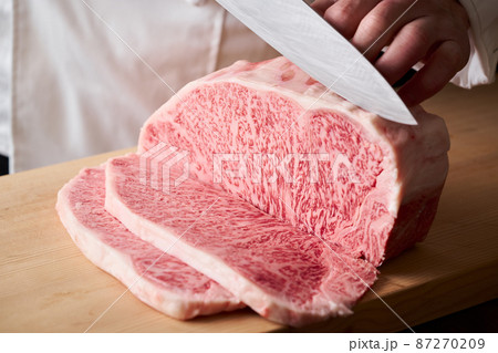 黒毛和牛ロースステーキをカットする料理人 黒毛和牛ロースステーキをカットする料理人 87270209
