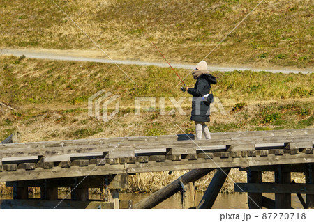 木製の橋の上からバスフィッシングする女の人 木製の橋の上からバスフィッシングする女の人 87270718