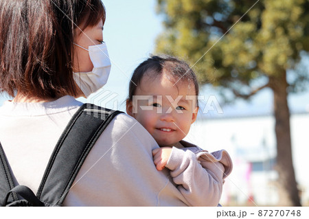 公園の親子 87270748