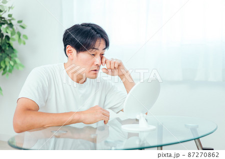 鏡を見る男性(目) 鏡を見る男性(目) 87270862