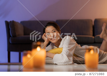 自宅でくつろぐ女性 自宅でくつろぐ女性 87271060