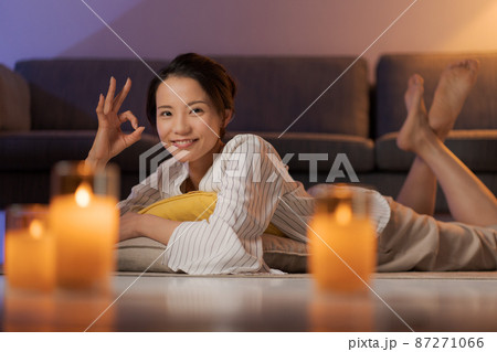 自宅でくつろぐ女性 87271066