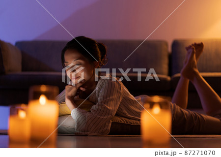 自宅でくつろぐ女性 自宅でくつろぐ女性 87271070