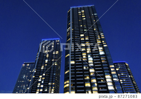 都心の川沿いのタワーマンションが立ち並ぶ夜景の風景_64 87271083