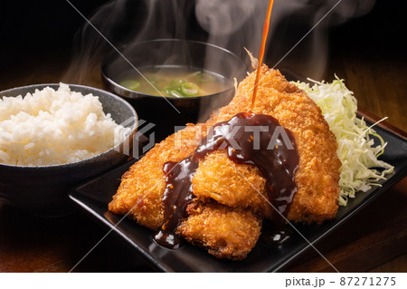 アジフライに赤味噌仕立てのタレをかける。 87271275