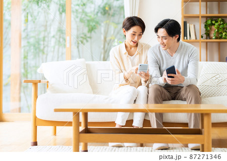 夫婦 カップル 家族 ミドル ライフスタイル リビング 夫婦 カップル 家族 ミドル ライフスタイル リビング 87271346