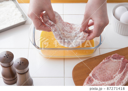 とんかつ　豚ロース　下準備　溶き卵に入れる 87271418