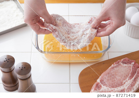 とんかつ　豚ロース　下準備　溶き卵に入れる 87271419