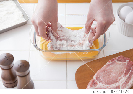 とんかつ　豚ロース　下準備　溶き卵につける 87271420