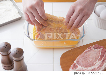 豚ロース　下準備　溶き卵と絡ませる 87271422