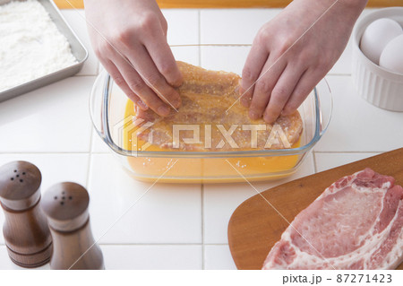 とんかつ　豚ロース　下準備　溶き卵と絡ませる 87271423