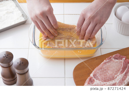 とんかつ　豚ロース　下準備　溶き卵と絡ませる 87271424
