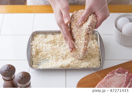 とんかつ　豚ロース　下準備　パン粉につける 87271435