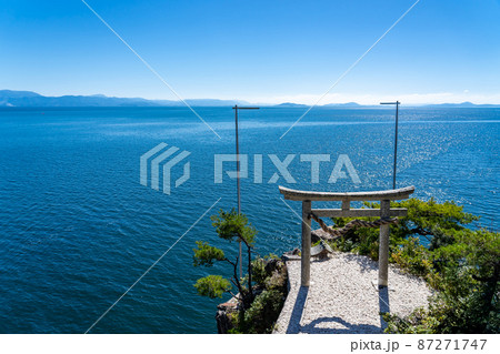 滋賀県長浜市　琵琶湖　竹生島にあるかわらけ投げで有名な竜神拝所の鳥居 87271747