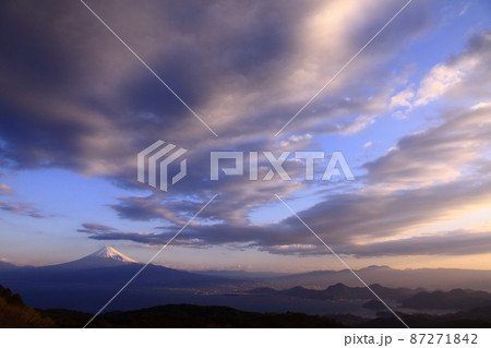 天候回復前の天空雲模様 87271842