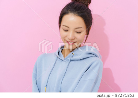 パーカー 女性 ピンク背景 パーカー 女性 ピンク背景 87271852