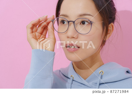 メガネをかけた女性 ピンク背景 メガネをかけた女性 ピンク背景 87271984