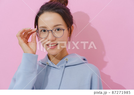 メガネをかけた女性 ピンク背景 メガネをかけた女性 ピンク背景 87271985