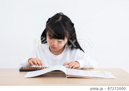 そろばん学習する女の子 homeworkの写真素材 [87272000] - PIXTA