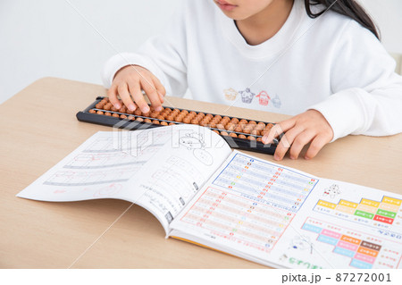 そろばん学習する女の子　homework 87272001