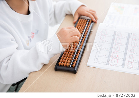 そろばん学習する女の子 homework そろばん学習する女の子 homework 87272002
