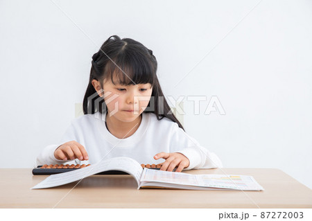 そろばん学習する女の子 homework そろばん学習する女の子 homework 87272003