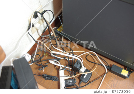 危ない配線 コンセント たこ足配線 危ない配線 コンセント たこ足配線 87272056