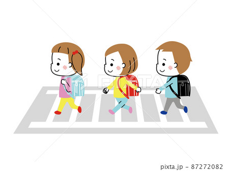 ランドセルを背負って横断歩道を渡る三人の小学生　登下校 87272082
